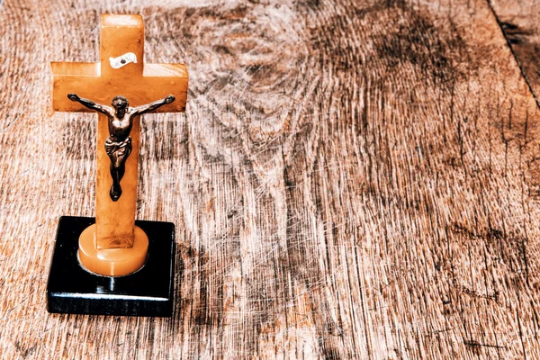 Beautiful old cross with jesus on the old wooden floor — Stock Photo, Image