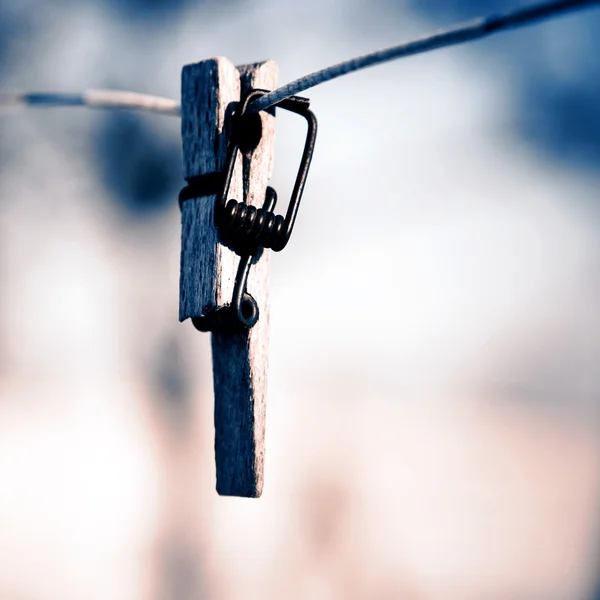 Nefunkční clothespin na drátě — Stock fotografie