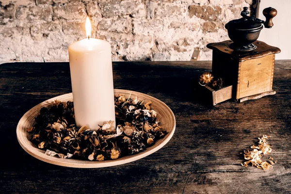 Bougie sur la plaque de bois avec moulin à café — Photo