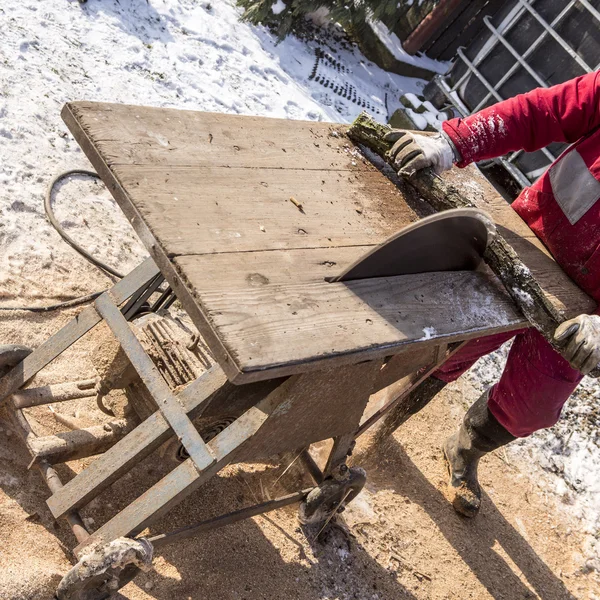 Man aan het werk met cirkelzaag mes — Stockfoto