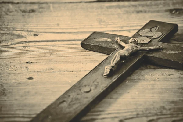 Oude cross met Jezus op de oude vloer — Stockfoto