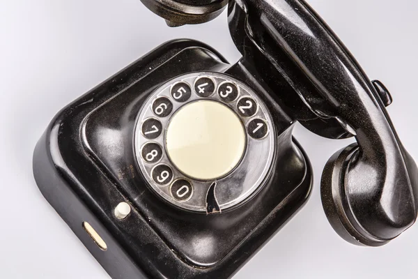 Vecchio telefono nero con polvere e graffi su sfondo bianco — Foto Stock