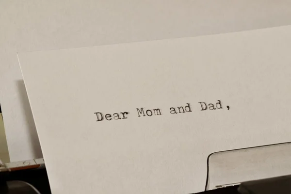Text liebe Mama und Papa auf alter Schreibmaschine getippt — Stockfoto