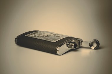 Paslanmaz hip beyaz zemin üzerine izole flask