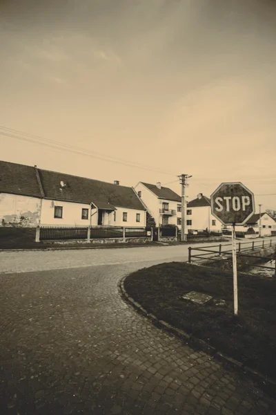 Zdjęcia stare domy czeski i znak stop — Zdjęcie stockowe