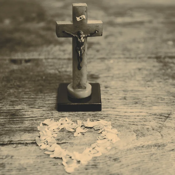 Beautiful old cross with jesus and heart from leafs on the old w — Stock Photo, Image