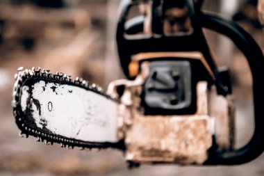 adam onun arka bahçesinde bir günlük kesme tezgahlar