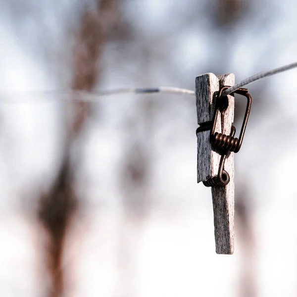 Nefunkční clothespin na drátě — Stock fotografie