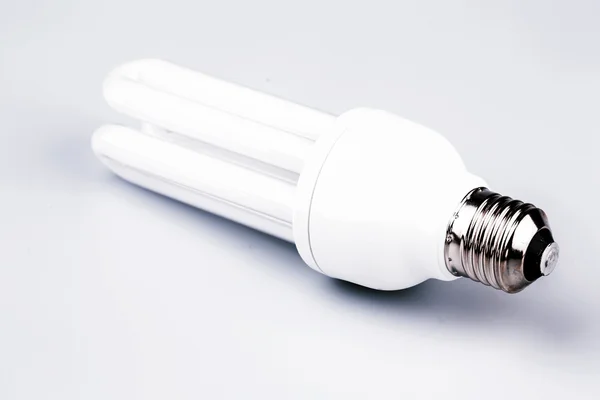 エネルギー効率の高い電球は、白で隔離されます。 — ストック写真