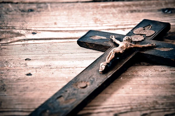 Velha cruz com Jesus no chão velho — Fotografia de Stock