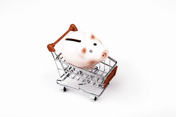 Spardose Schwein im Warenkorb auf weißem Hintergrund — Stockfoto