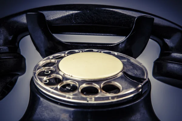 Velho telefone preto com poeira e arranhões no fundo branco — Fotografia de Stock