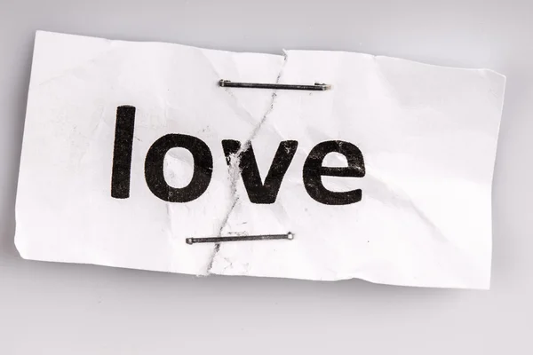 "Parola d'amore scritta su carta strappata e graffettata — Foto Stock