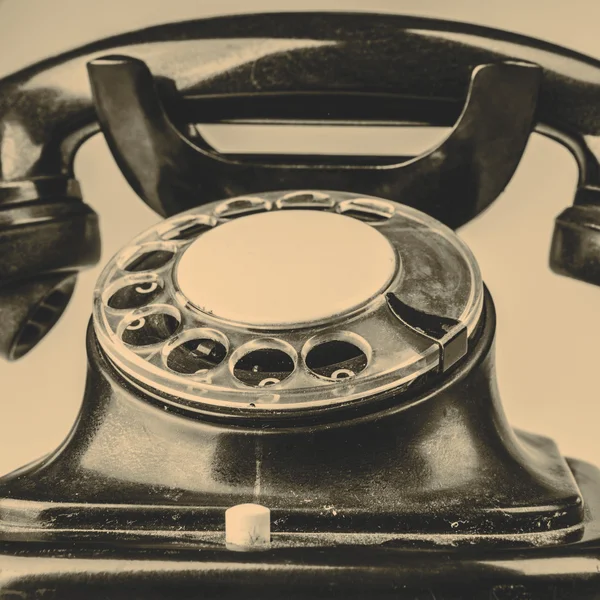 Velho telefone preto com poeira e arranhões no fundo branco — Fotografia de Stock