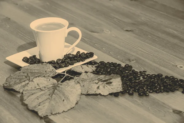 Koffiekop en schotel op een houten tafel — Stockfoto