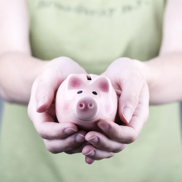 Scatola di soldi maiale in mano donna — Foto Stock