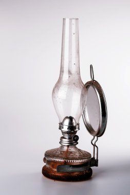 Beyaz arkaplanda izole edilmiş eski gaz lambası