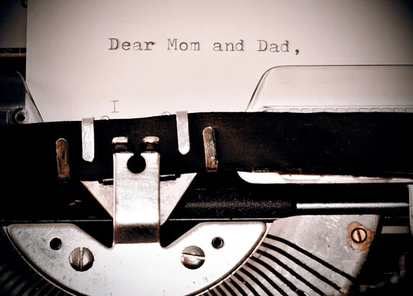 Text Dear Mom and Dad typed on old typewriter — Stock Photo, Image