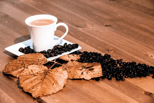 Tazza da caffè e piattino su un tavolo di legno — Foto Stock