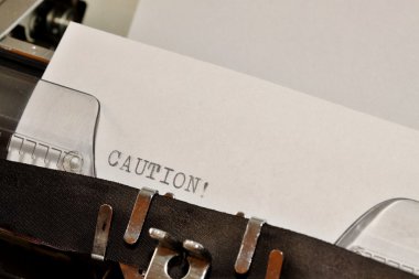 eski siyah typwriter yazılmış uyarı metni