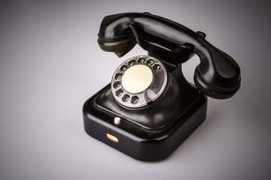 toz ve çizikleri beyaz arka plan üzerinde eski siyah telefon