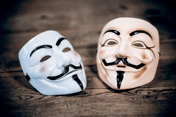 Masque anonyme sur fond bois — Photo