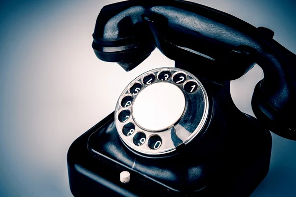 Velho telefone preto com poeira e arranhões no fundo branco — Fotografia de Stock