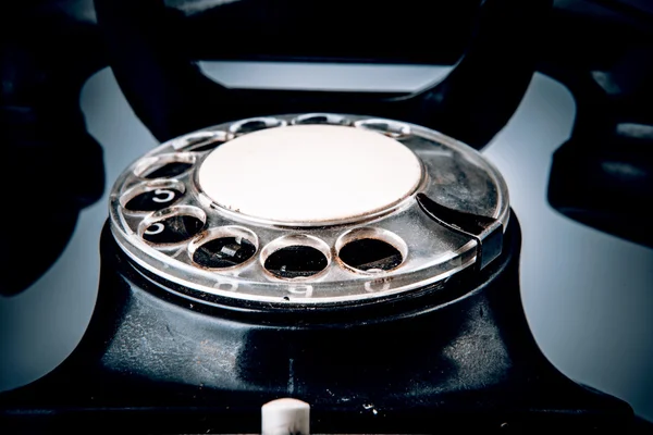 Velho telefone preto com poeira e arranhões no fundo branco — Fotografia de Stock