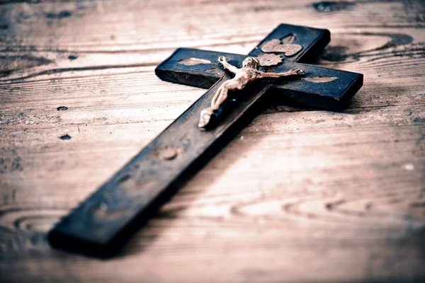 Altes Kreuz mit Jesus auf dem alten Fußboden — Stockfoto