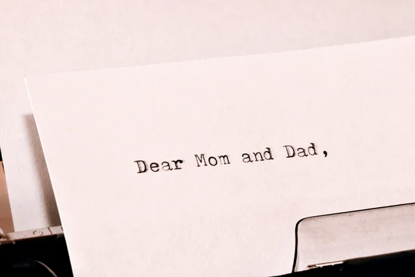 Text Dear Mom and Dad typed on old typewriter — Stock Photo, Image