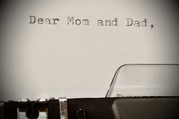 Text Dear Mom and Dad typed on old typewriter — Stock Photo, Image