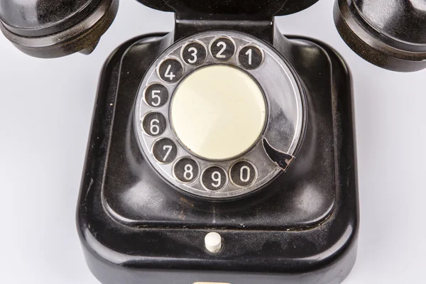 Velho telefone preto com poeira e arranhões no fundo branco — Fotografia de Stock