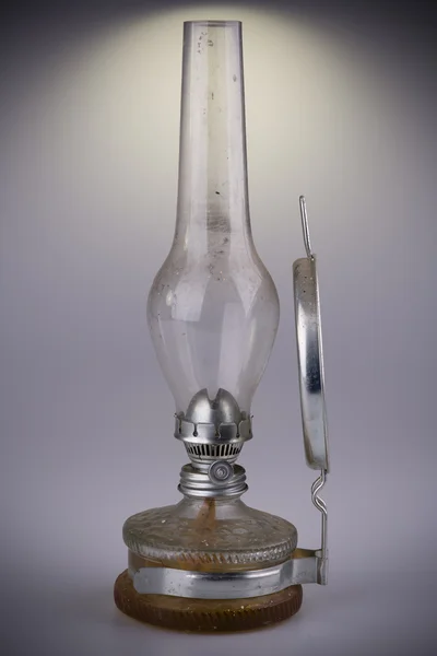 Stara lampa naftowa izolowana na białym tle — Zdjęcie stockowe