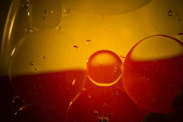 Gotas de aceite en una superficie de agua —  Fotos de Stock