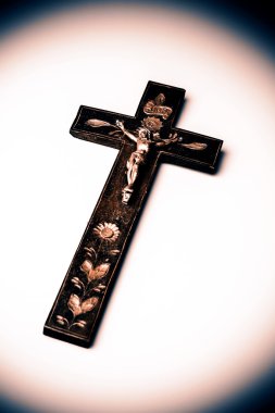 Haç İsa figürü beyaz zemin üzerine