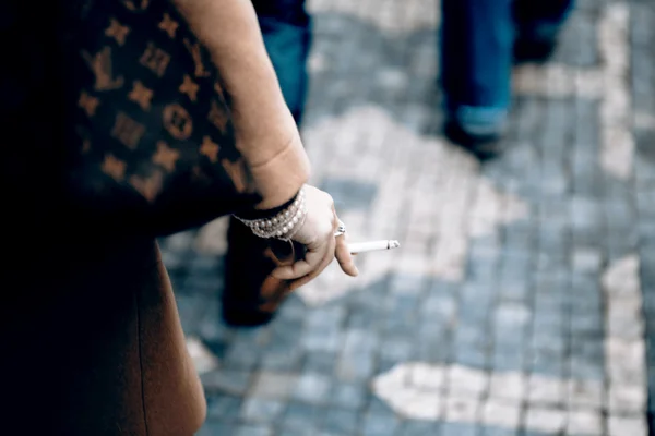 Cigarette in the hand — Stock Photo, Image