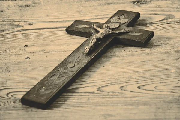 Oude cross met Jezus op de oude vloer — Stockfoto