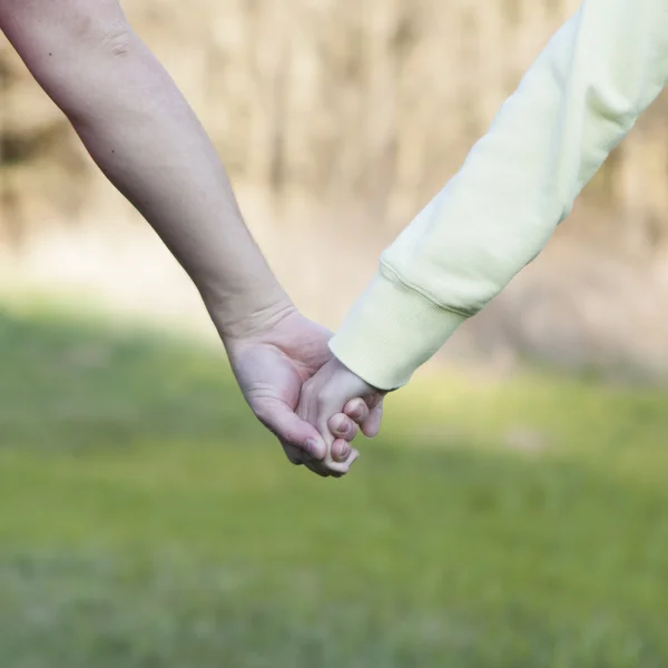 Niño y niña tomados de la mano — Foto de Stock