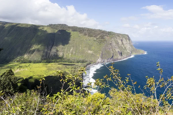 Mooie zwarte stenen strand - waipio vallei, hawaii — Stockfoto