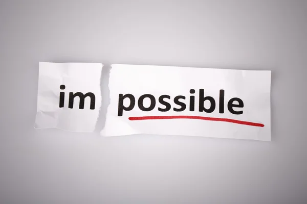 A palavra impossível mudou para possível em papel rasgado — Fotografia de Stock