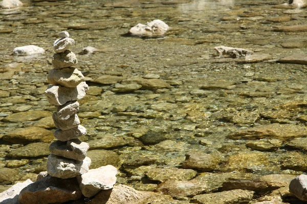 Pilha de pedra na água — Fotografia de Stock