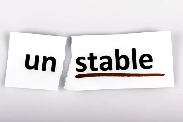 Het woord unstable gewijzigd om stabiele op gescheurd papier — Stockfoto
