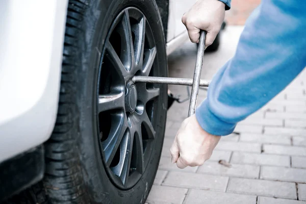 Wijzigen van de banden van een auto — Stockfoto