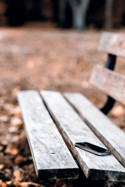 Téléphone perdu sur le banc — Photo