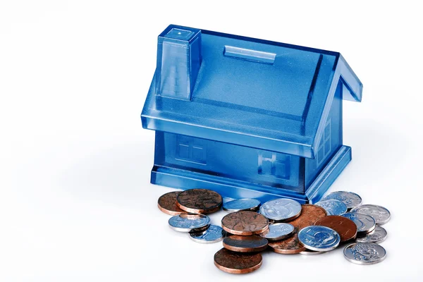 Boîte à argent Maison bleue sur fond blanc — Photo