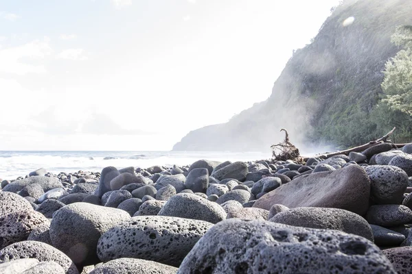 Hermosa playa de piedra negra valle waipio, hawaii — Foto de Stock