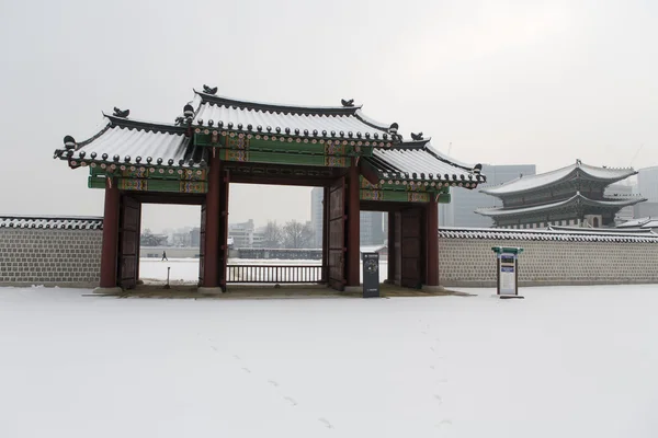 Beautiful gyeongbok palace in soul, south korea - under snow, winter — Stock Photo, Image