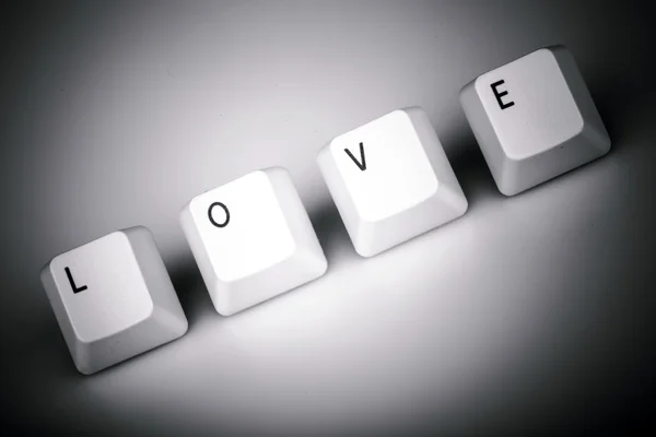 Текст любви формируется клавишами клавиатуры на белом фоне — стоковое фото