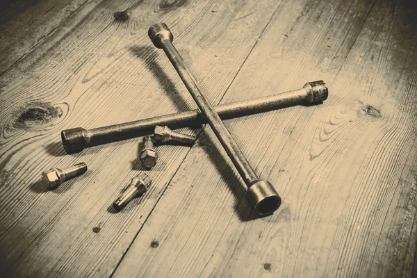 Alter gebrauchter Schraubenschlüssel mit Schraube — Stockfoto