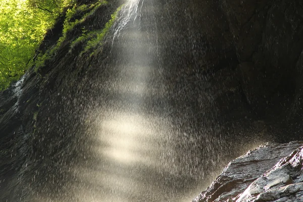 스프레이 또는 동굴에 물에서 샤워 — 스톡 사진